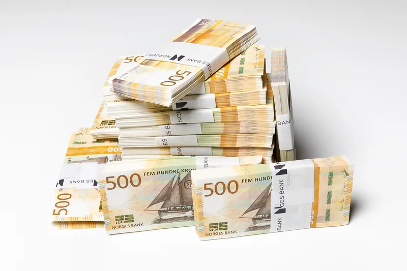 Bunter med norske femhundrekronesedler lagt ved siden av hverandre