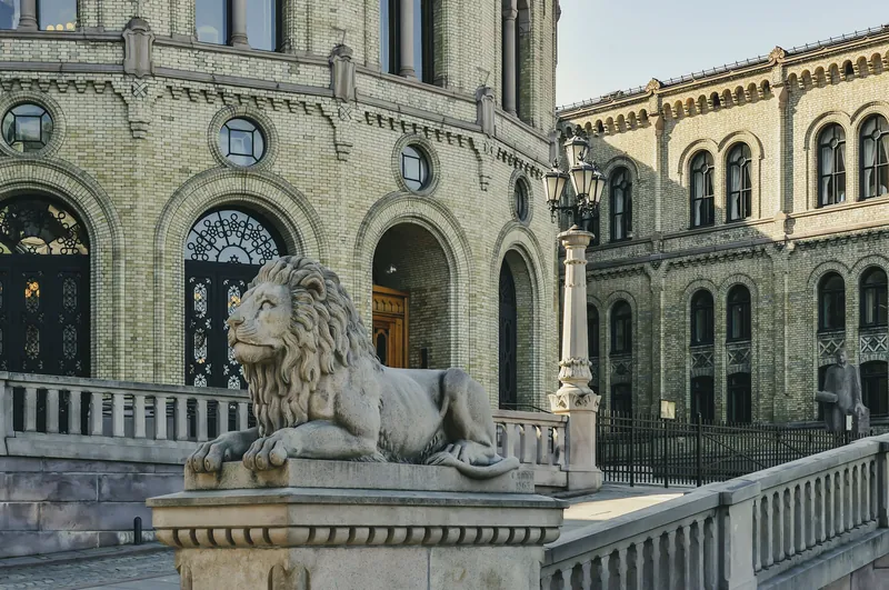Steinløven på Løvebakken foran inngangen til Stortinget i Oslo