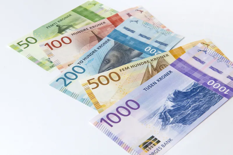 Alle fem valorer i den norske seddelserien, fra femti til tusen kroner