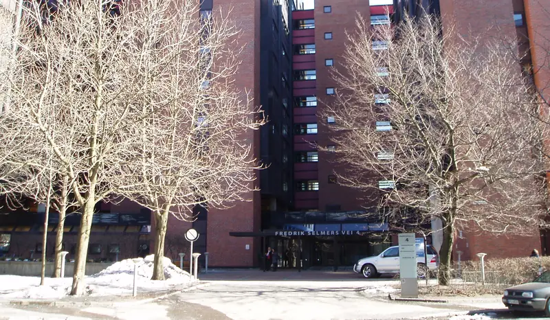 Kontorbygget i rød tegl i Fredrik Selmers vei 4 på Helsfyr i Oslo, fotografert en vinterdag