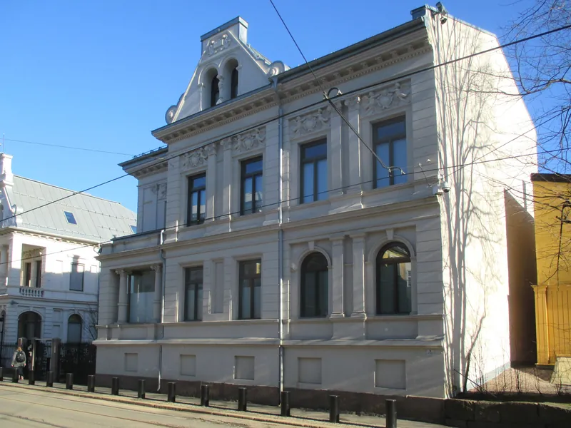 Statsministerboligen i Inkognitogata 18 i Oslo, en hvit villa i to etasjer sett fra gata en klar vinterdag